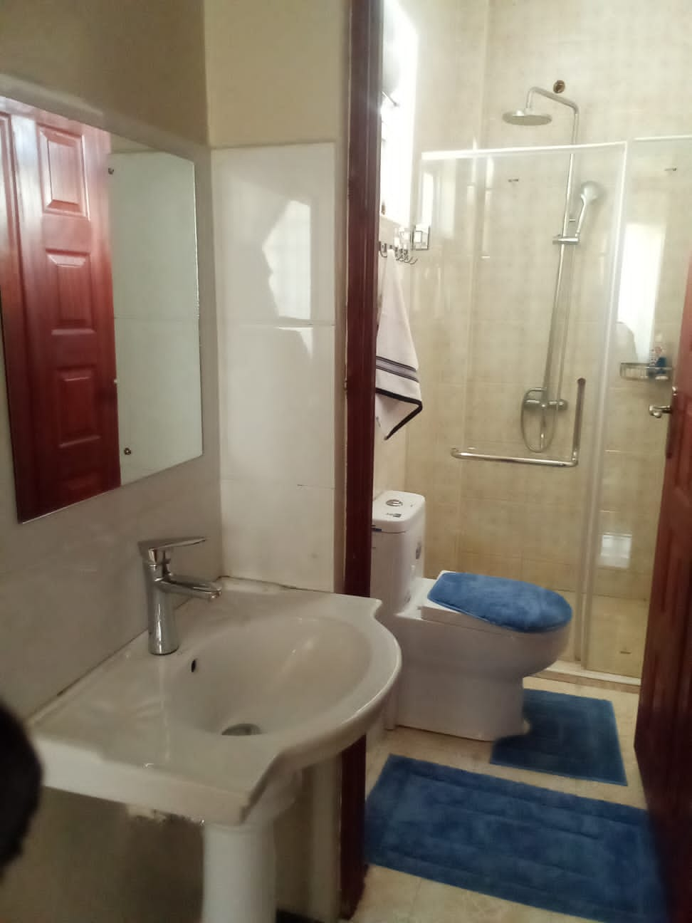 This 5b is available in Annex, 5 mins drive to CBD. All the bedrooms are ensuite. Rates 20k-Elgon view